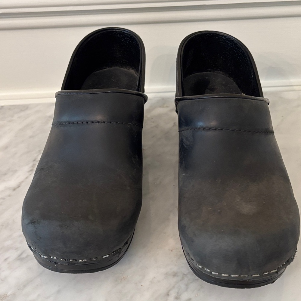 Classic women’s black Clogs